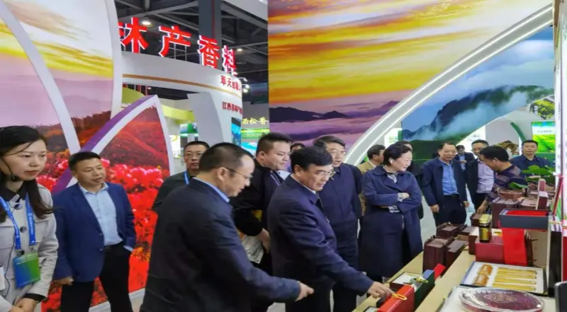 Leiders van de National Forestry and Grassland Administration en het Jiangxi Provincial Forestry Bureau inspecteren onze stand op de Provincial Forestry Expo